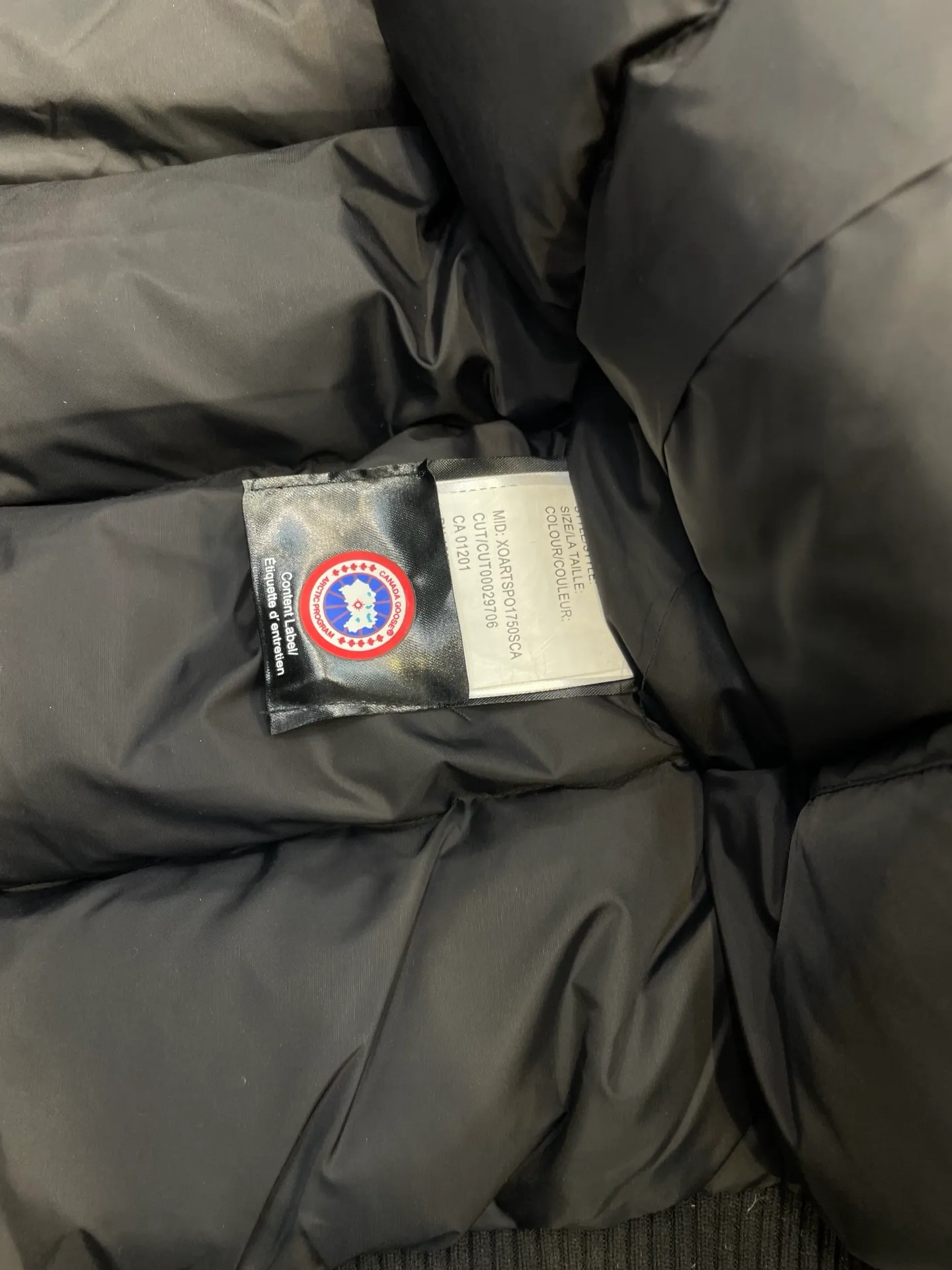 P780 high-end version Canada Goose Canada Goose #Chilliwack 7999M bomber jacket short down jacket/01 model #Men and Women Same Style# ➖ Genuine synchronous anti-counterfeiting chip sensor! ➖ Imported 21S polyester-cotton blended original fabric [last year’s 16S/18S hard fabrics have been completely eliminated, this year all use 21S genuine synchronous fabrics, the soft mid-strap feels delicate and textured], genuine synchronous Feather-Light 10D waterproof coating fabric, made of 84.5 polyester fiber and 15.5 cotton, 100% the best feel in the entire network! ➖ The genuine official website is synchronized with the national standard 80 white duck down, you can check the official website customer service, there will never be a series of misleading claims such as 90 down or goose down! ➖ Using the best nylon lining with double double-layer sealing design, velvet-proof No. 7 needle + grid-filled down ready-made garments, there is 100% no so-called velvet running! ➖ The cuffs are designed with thickened seamless threads, and the collar and pockets are lined with top-quality polar fleece to keep you warm and comfortable! ➖ Yoshida YKK provides original custom-made electroplated sliders. YKK two-way lockable zippers are tight and smooth and will not peel off paint! ➖ 3M composite guarantees that the Velcro is the same as the original, durable, and all accessories and hardware are custom-made! ➖ Imported BEHRINGER embroidery machine to customize the 10,000-needle embroidery logo, 98% of which can be reproduced to restore the original logo. You can check and compare on the official website! ➖ The fur collars are all made of large pieces of Western Canadian blue wolf hide, ensuring that each fur collar is 13-15cm wide!   Size:XS-XXL